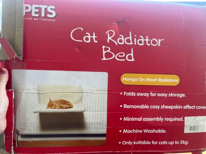 Suporte chique peludo pra gato deitar 