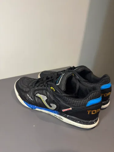 CHUTEIRA DE FUTSAL JOMA TOP FLEX REBOUND | PRETO E AMARELO