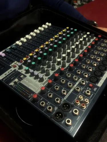 Mesa de som soundcraft 8 canais