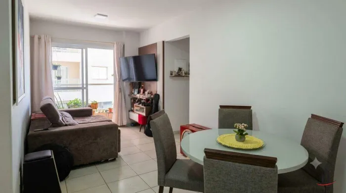 Apartamento no condomínio Alencarina com 3 quartos sendo uma suíte, 3 vagas de garagem e á