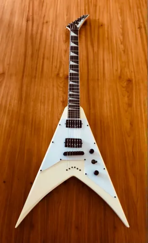 Guitarra Jackson Flying V captador Duncan USM