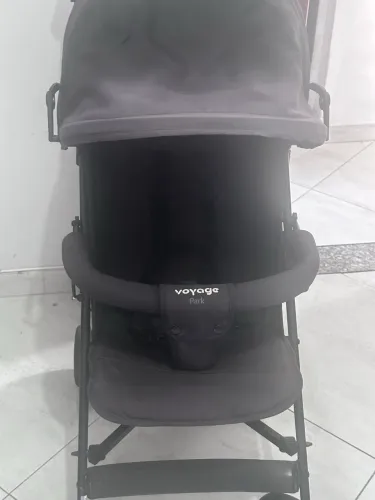 Vendo carrinho de bebê Voyage Park (carrinho para passeio, não vira berço)
