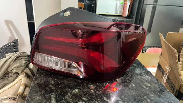 Lanterna Traseira Original GM Onix Hatch 2020 a 2025 - Convencional (Sem LED) - Zerada