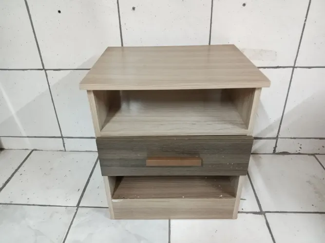 Mesa de Cabeceira com Gaveta