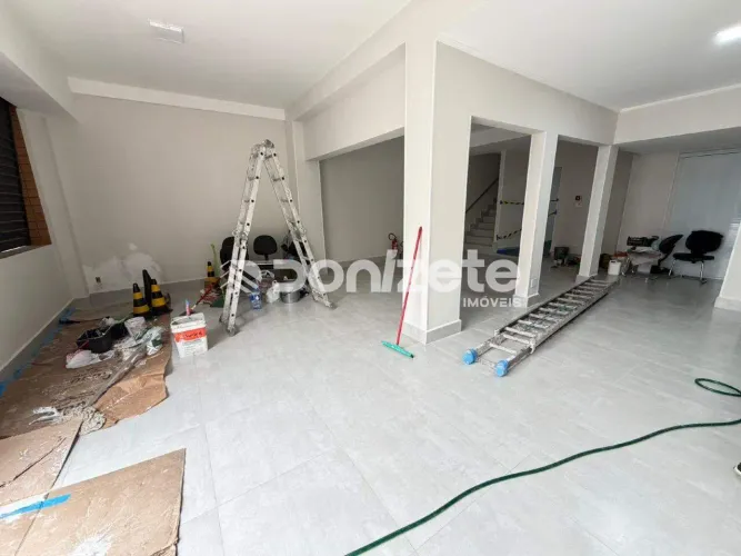 Salão Comercial à venda em Santo André (Vila Assunção) 259m² | 2 salas | 4 banheiros