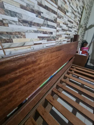 Cama de madeira maciça artesanal