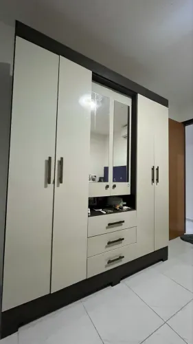 Guarda roupa 6 portas