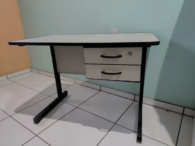 Mesa Para Escritório Com Gavetas e Chave