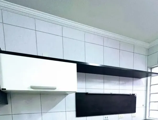 Prateleira grande com armário pequeno