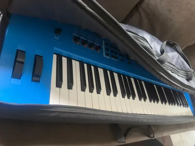 Teclado Sintetizador Yamaha MX61 Azul + Bag + Suporte Stay