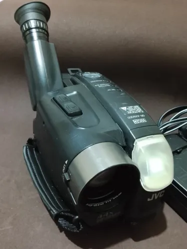 Filmadora JVC GR-AXM300 U analógica compacta fita VHS-C zoom óptico e iluminação embutida