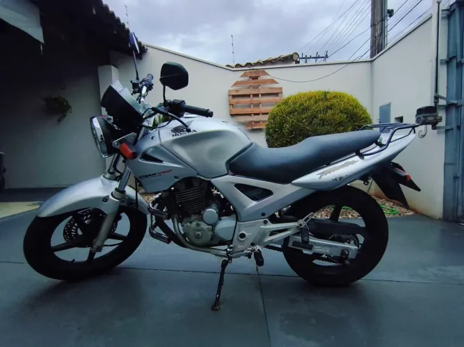 Vende-se Twister 2005 cor prata