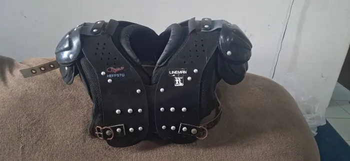 Ombreira de Futebol Americano Heffstu - Modelo Lineman - Usada