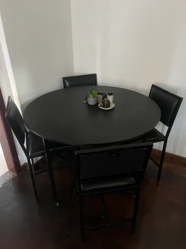 Mesa redonda com 4 cadeiras em estilo industrial