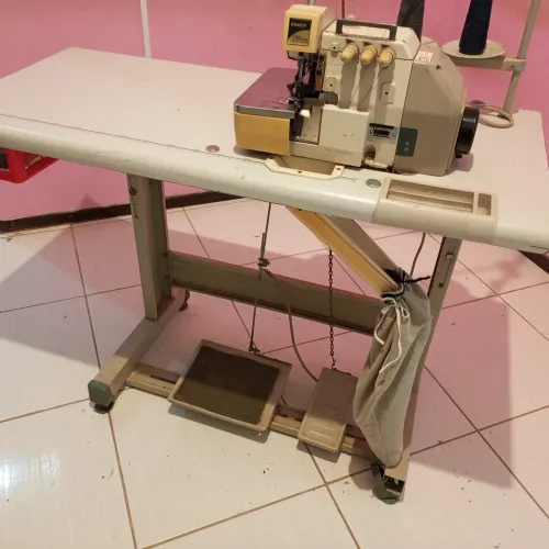 Máquina de costura overlok directdrive 