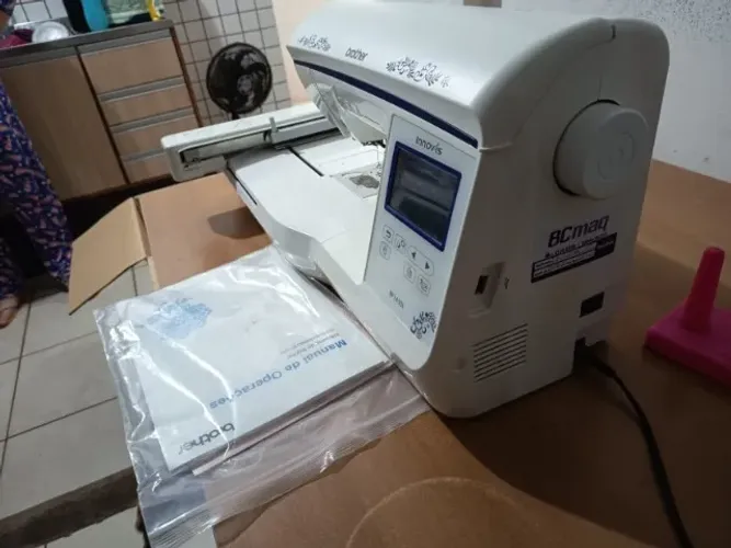 Máquina de Bordar Computadorizada Brother BP1430L (Campo 16x26cm) - Excelente Estado!