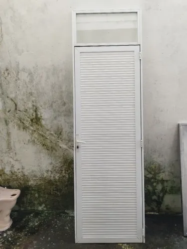 Porta de alumínio completa 242 por 72