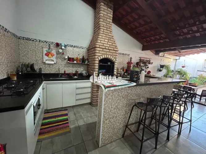Casa com 3 quartos disponível para venda no bairro Planalto em Uberlândia-MG