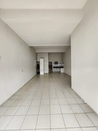 Salão Comercial Com Banheiro Com Acessibilidade.