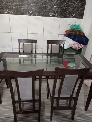 Mesa de madeira boa com cadeiras