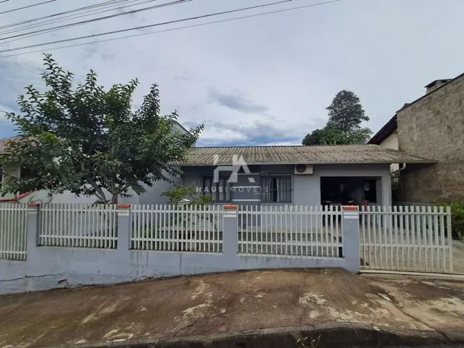 Casa residencial à venda em Tifa Martins com 122 m² e 3 dormitórios/quartos disponíveis.