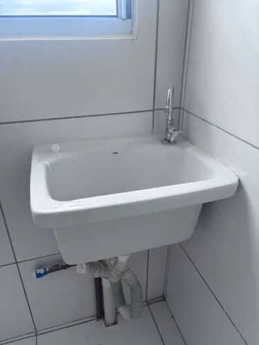Bancadas Granito e pia em Louça com Torneiras e cubas. 