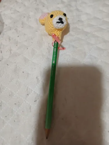 Ponteira de lápis de ursinho de amigurumi