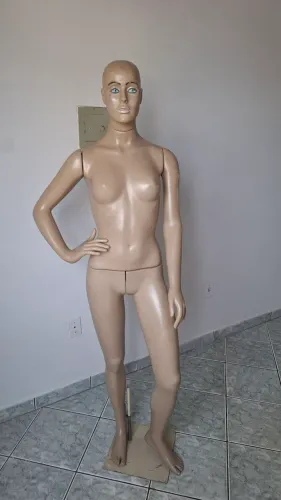 MANEQUIM DESMONTÁVEL PRA SAIR LOGO
