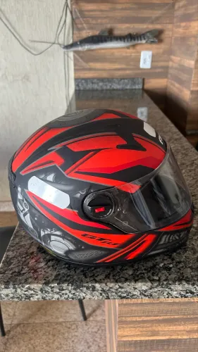 Capacete FW3 GTX R1 preto fosco e vermelho