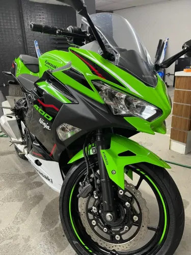NINJA 400 KRT + JAQUETA KAWASAKI
