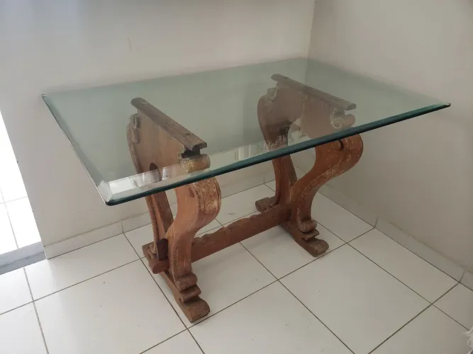 Mesa de vidro completa com pés de cerejeira