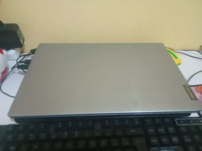 Notebook Lenovo I3 8 geração, 12 gigas de ram. Ssd nvme 240 e um HD de 1 tera.