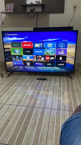 Smart tv andróid 55 polegadas funciona perfeitamente acompanhar pezinho e controle detalhe