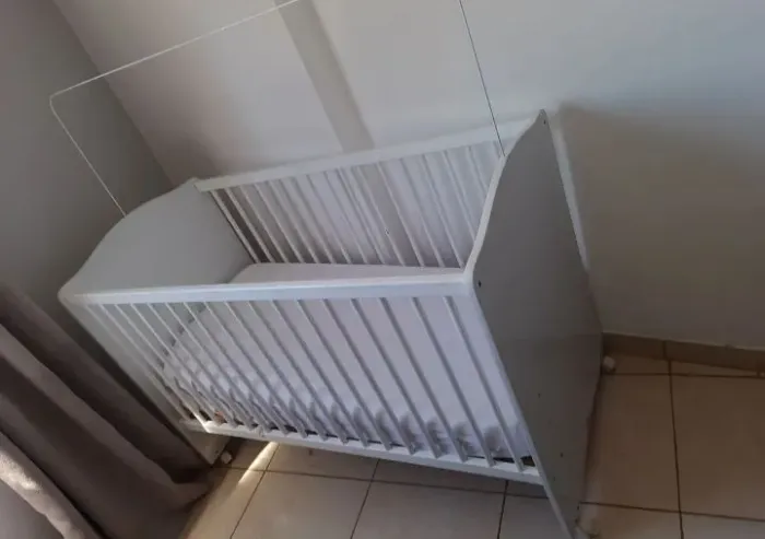 Berço com colchão lençol mosquiteiro