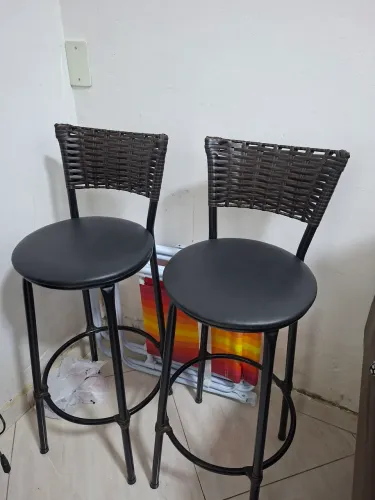 Kit 02 banquetas preto com encosto amadeirado