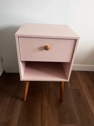 Mesa de cabeceira rosa