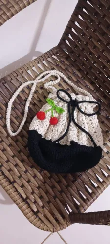 Bolsa de crochê artesanal (modelo saquinho) com detalhe de cereja