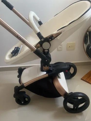 Carinho de bebê de couro branco 3 em 1. Carrinho de passeio, mouses e bebê conforto. 