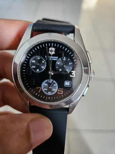 Relogio victorinox,fundo preto, chrono,vidro cristal safira a quartz