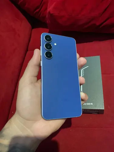 Smartphone Samsung Galaxy S25 FE 128GB 5G 8GB RAM Azul Marinho 6,7" Câm. Tripla + Selfie