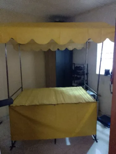 VENDO BARRACA DE FEIRA 1,5x1/ACOMPANHA CAPA DE CHUVA/RETIRAR EM MAUÁ/NÃO ENTREGO.