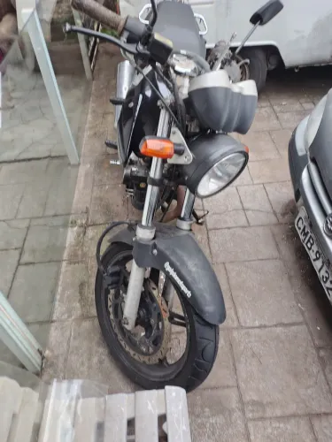Cbx 250 Twister sou terceiro dono. Moto está parada.