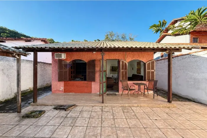 Casa à Venda com Piscina em Condomínio Fechado no Bosque do Peró  Cabo Frio/RJ