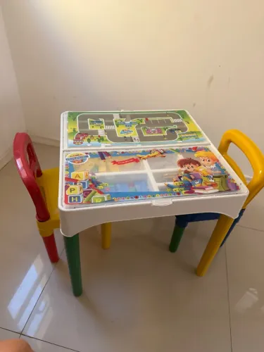 Mesa infantil com 2 cadeiras