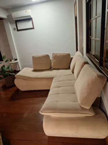 Sofá perfeito estado com frete 5 lugares e com 5 almofadas .