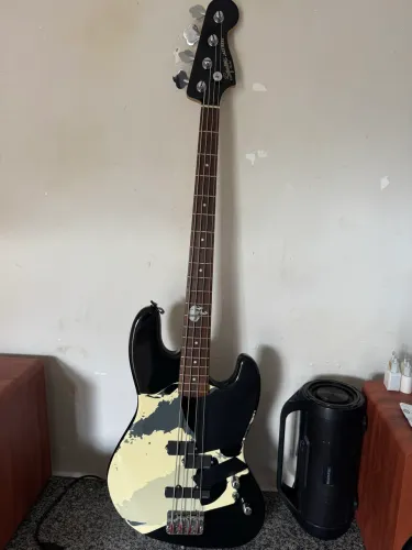 Baixo Squier Frank Bello 4c / captação EMG ativa