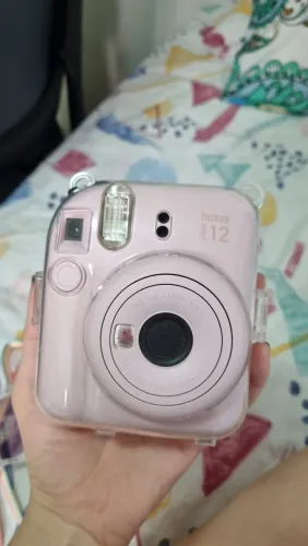 Instax mini 12 com capa de plástico