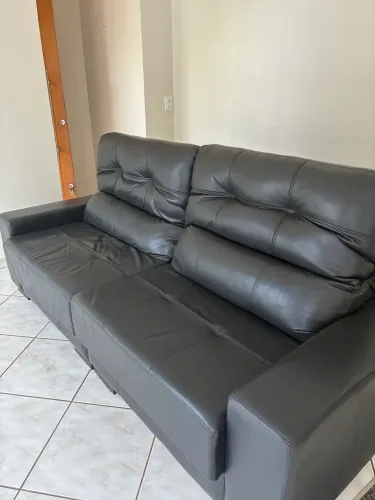Sofá Couro Legitimo Retrátil na Cor Preta