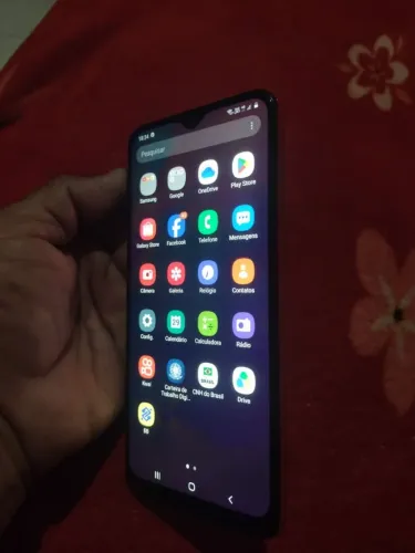 Vende-se um celular Samsung M30 64 gigas pequeno trinco na tela não interfere no uso.