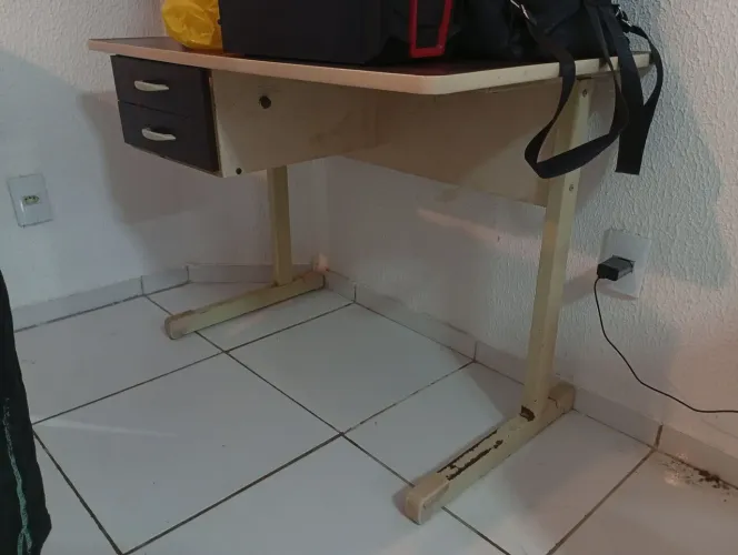 Escrivaninha usada para vender logo